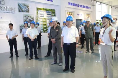 全市工業(yè)經(jīng)濟(jì)運(yùn)行暨化工企業(yè)轉(zhuǎn)型發(fā)展現(xiàn)場會在襄城召開，生物農(nóng)藥技術(shù)研發(fā)成焦點(diǎn)